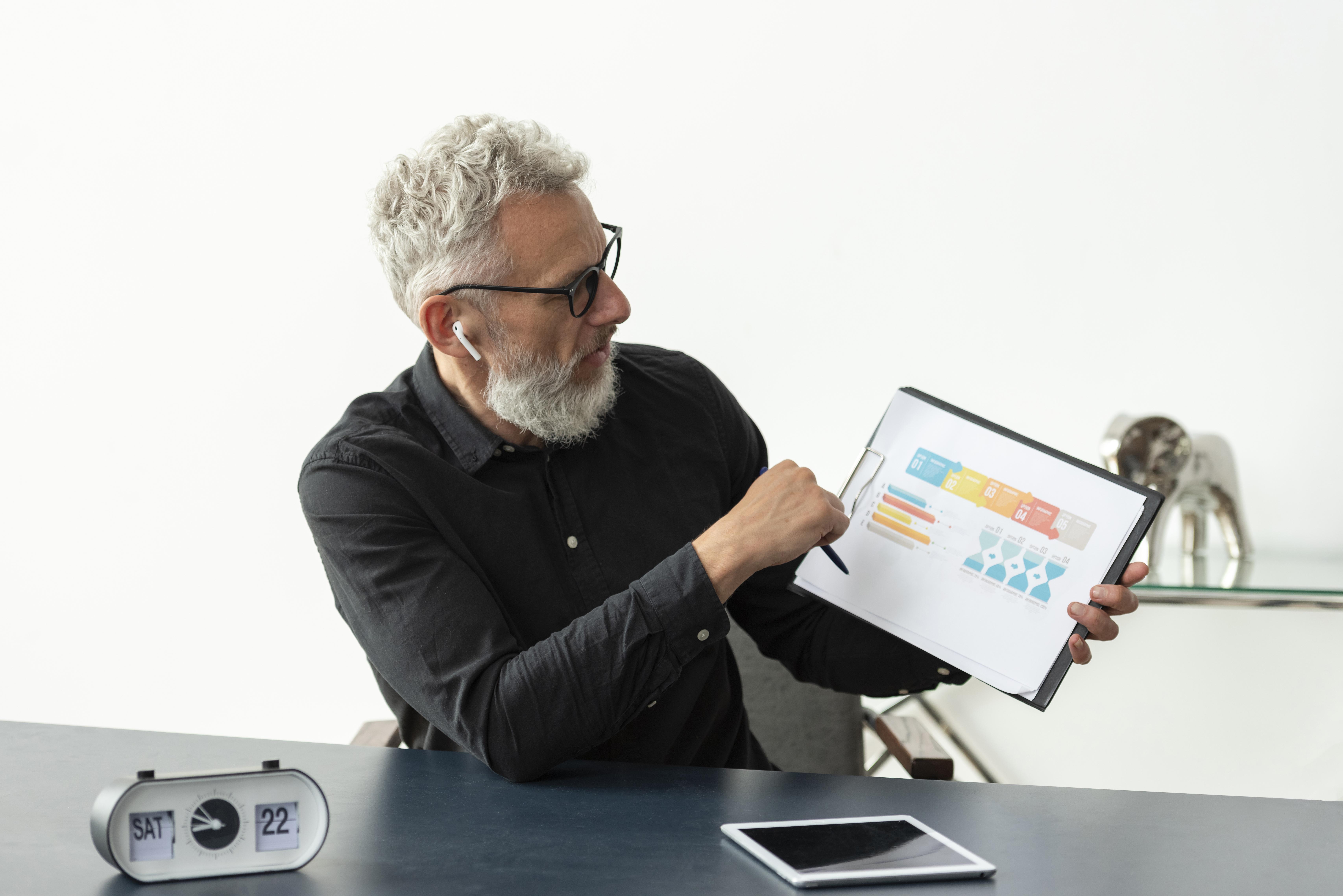 Homem segurando tablet